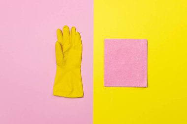 Renkli bir arka planda temizlik aletleri. Ev temizlik aletleri. Parlak arka planda lastik eldiven ve paçavra.