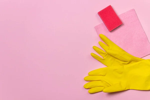 用彩色底色清洗产品 室内清洁工具 粉红背景的清洁工具 — 图库照片