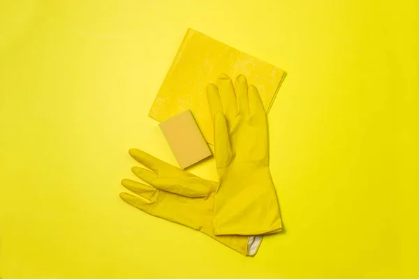 Herramientas Limpieza Sobre Fondo Amarillo Concepto Limpieza Herramientas Lavado Limpieza — Foto de Stock
