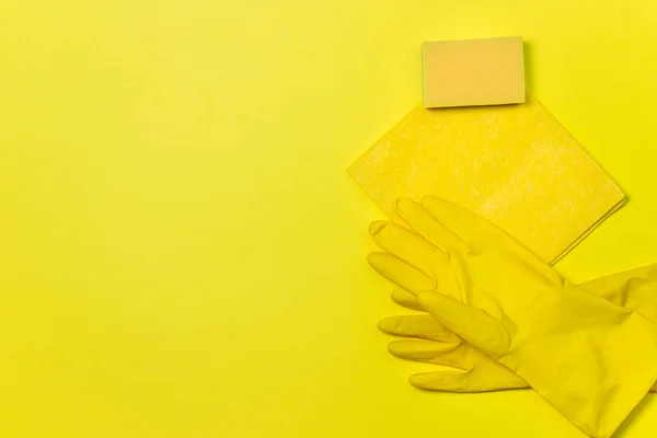 Reinigungswerkzeuge Auf Gelbem Hintergrund Sauberkeitskonzept Wasch Und Reinigungswerkzeuge Für Innenräume — Stockfoto