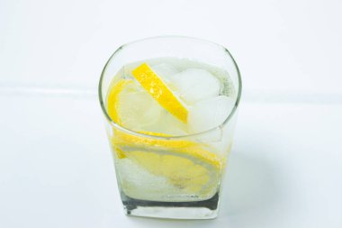 Bardakta buzlu limon. Limonlu içecek. Soğuk kokteyl