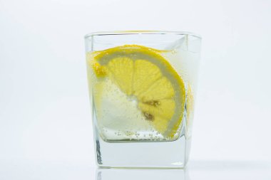 Bardakta buzlu limon. Limonlu içecek. Soğuk kokteyl