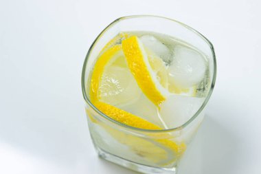 Bardakta buzlu limon. Limonlu içecek. Soğuk kokteyl