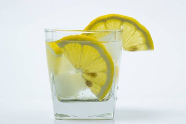 Bardakta buzlu limon. Limonlu içecek. Soğuk kokteyl