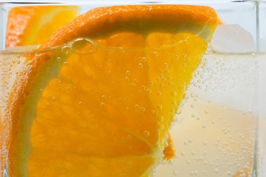 Bardakta buzlu portakal. Portakallı içecek. Soğuk kokteyl