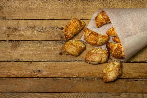 Croissants Uma Superfície Madeira Assar Fundo Madeira Doces Doces Envelope — Fotografia de Stock