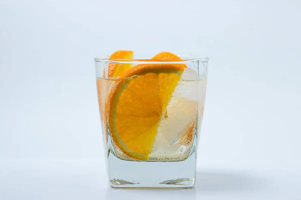 Naranja Con Hielo Vaso Bebida Refrescante Con Naranja Cóctel Frío —  Fotos de Stock