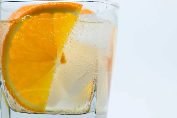 氷をグラスに入れてオレンジ オレンジで飲み物をリフレッシュ 冷たいカクテル — ストック写真