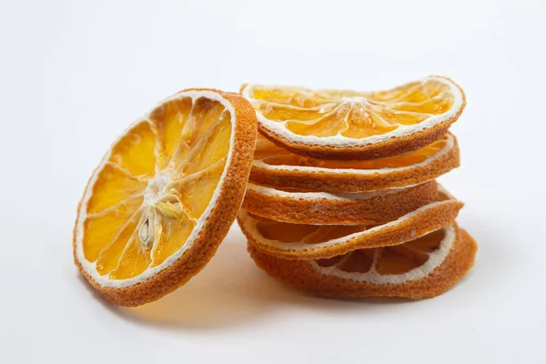 Сушеный Оранжевый Белом Фоне Круглые Ломтики Сушеного Апельсина Сушеные Фрукты — стоковое фото
