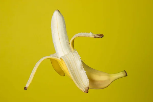 Plátanos Sobre Fondo Amarillo Fruta Brillante Plátano Abierto Sobre Fondo — Foto de Stock