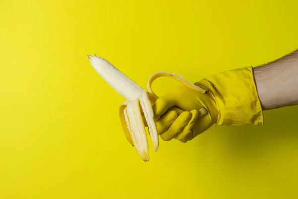 Plátanos Sobre Fondo Amarillo Frutas Brillantes Una Mano Guante Goma — Foto de Stock