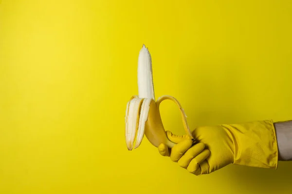 Plátanos Sobre Fondo Amarillo Frutas Brillantes Una Mano Guante Goma — Foto de Stock