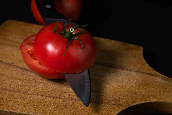 Pomodoro Tagliato Metà Tagliere Legno Pomodoro Coltello Sfondo Scuro Ortaggi — Foto Stock