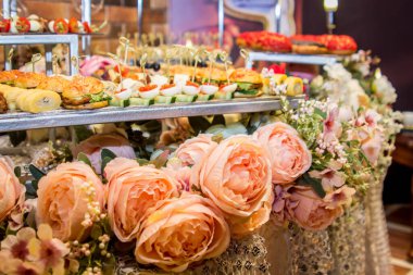 Etkinliğin konukları için açık büfe masa ve atıştırmalıklar. İş toplantılarında, düğünlerde hizmet. İştah açıcı dolu bir masa.