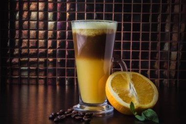 Portakal suyu ve kahve kokteyli. Alkolsüz kokteyl. Sıcak kahve kokteyli.