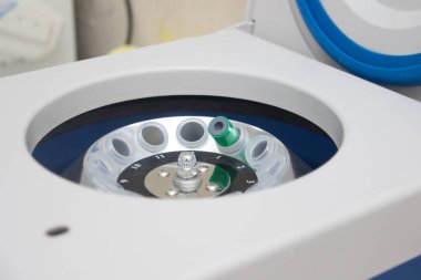 Laboratuvar santrifüjü. Bilimsel çalışma için ekipman. Bilimsel çalışma