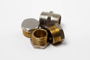 Beyaz arka planda tesisat için metal tıkaçlar. Yalıtımlı tesisat prizi