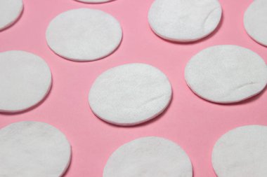 Pembe arka planda pamuk pedler. Kişisel hijyen konsepti. Pamuk yün ürünleri