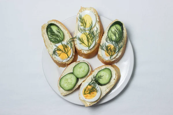 Sandwiches Mantel Blanco Bocadillo Rápido Deliciosos Ligeros Sándwiches Para Desayuno —  Fotos de Stock