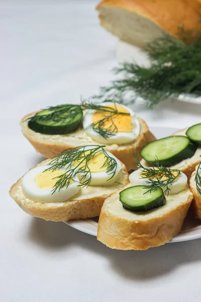 Sandwiches Mantel Blanco Bocadillo Rápido Deliciosos Ligeros Sándwiches Para Desayuno —  Fotos de Stock