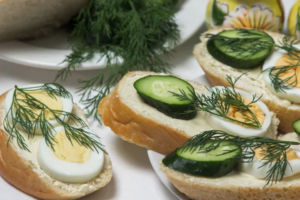 Sandwiches Mantel Blanco Bocadillo Rápido Deliciosos Ligeros Sándwiches Para Desayuno —  Fotos de Stock