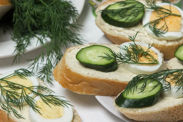 Sandwiches Mantel Blanco Bocadillo Rápido Deliciosos Ligeros Sándwiches Para Desayuno —  Fotos de Stock