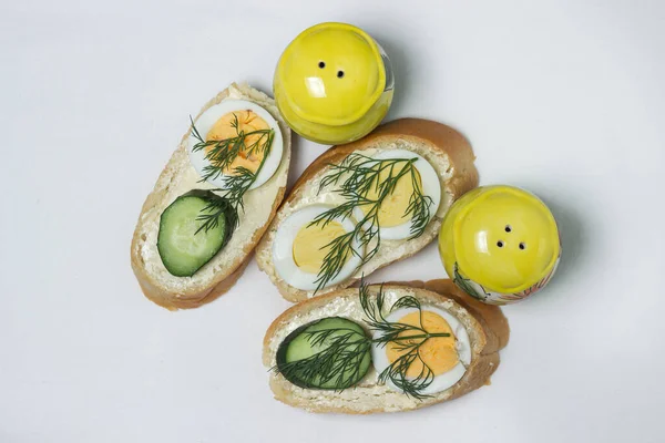 Beyaz masa örtüsü üzerinde sandviçler. Bir şeyler atıştır. Kahvaltı için lezzetli ve hafif sandviçler.