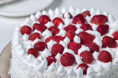 Kremalı çilekli pasta. Krem şantili ve taze çilekli ev yapımı pasta. Hafif tatlı.