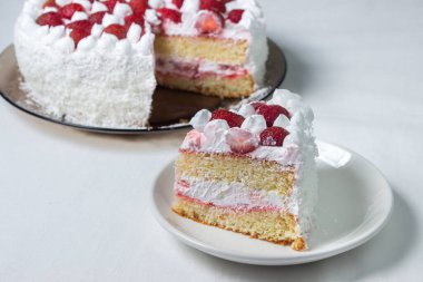 Kremalı çilekli pasta. Krem şantili ve taze çilekli ev yapımı pasta. Çocuk oyuncağı.