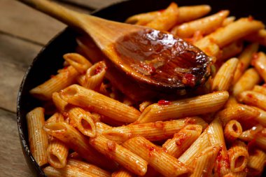 Kızartma tavasında domates soslu İtalyan makarnası. İtalyan makarna. Ev yapımı yemek.