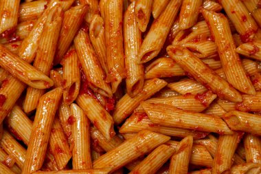 Kızartma tavasında domates soslu İtalyan makarnası. İtalyan makarna. Ev yapımı yemek. Gıda arkaplanı