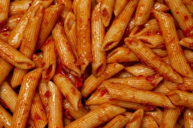 Kızartma tavasında domates soslu İtalyan makarnası. İtalyan makarna. Ev yapımı yemek. Gıda arkaplanı