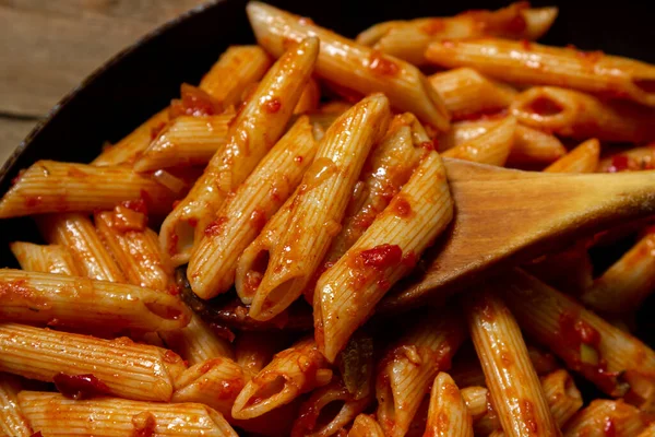 Italiaanse Pasta Tomatensaus Een Koekenpan Italiaanse Penne Zelfgemaakt Voedsel — Stockfoto