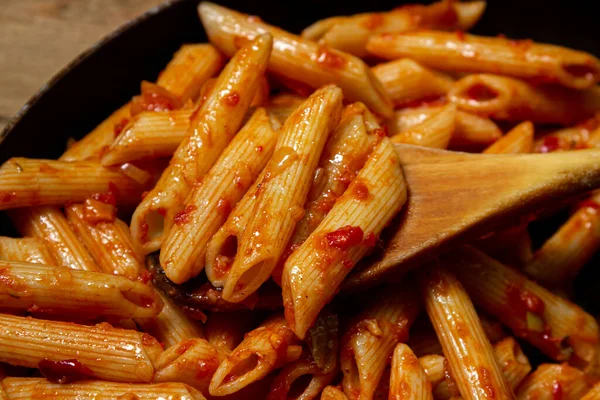 Kızartma tavasında domates soslu İtalyan makarnası. İtalyan makarna. Domates soslu ev yapımı İtalyan makarnası kızartma tavasında. İtalyan makarna. Ev yapımı yemek.
