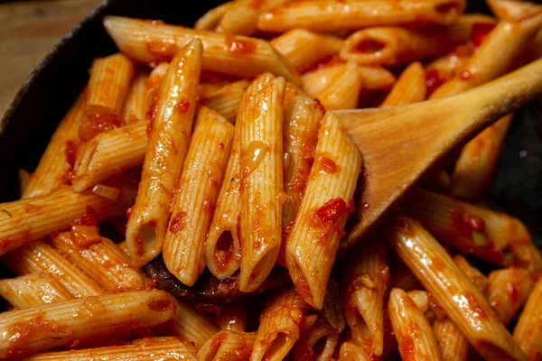 Kızartma tavasında domates soslu İtalyan makarnası. İtalyan makarna. Ev yapımı yemek.