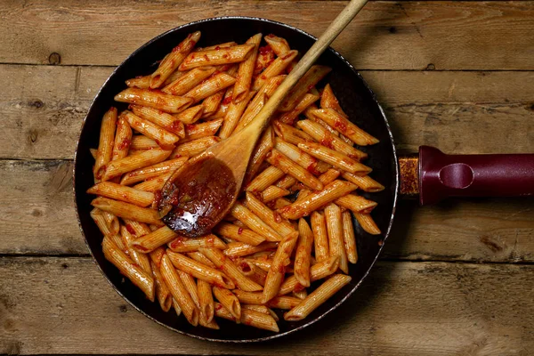 Italiaanse Pasta Tomatensaus Een Koekenpan Italiaanse Penne Zelfgemaakt Voedsel — Stockfoto