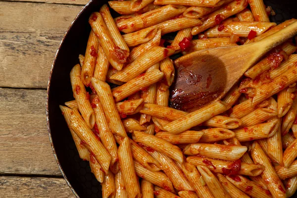 Italiaanse Pasta Tomatensaus Een Koekenpan Italiaanse Penne Zelfgemaakt Voedsel — Stockfoto