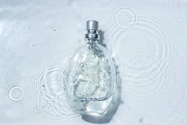 Пляшка Парфумів Поверхні Води Коло Зменшується Поверхні Води Чиста Чиста — стокове фото