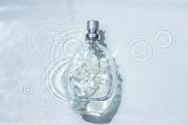 Perfume Bottle Surface Water Circle Ripples Water Surface Pure Clear — Stok fotoğraf