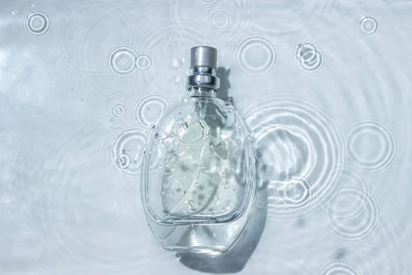 Perfume Bottle Surface Water Circle Ripples Water Surface Pure Clear — Stock Photo, Image