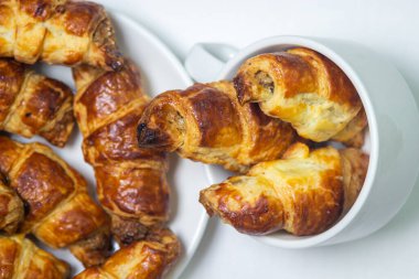 Ceviz, beyaz arka planda bir tabakta yuvarlanır. Ev yapımı pişirme. Gıda arkaplanı