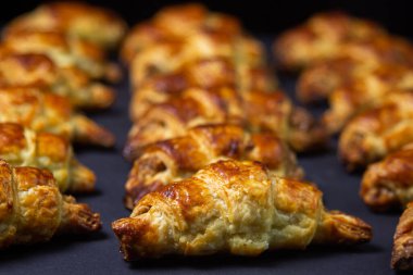 Ceviz, siyah arka planda yuvarlanır. Ev yapımı pişirme. Gıda arkaplanı