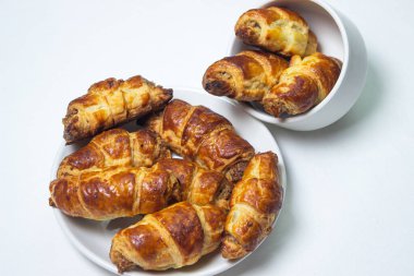 Ceviz, beyaz arka planda bir tabakta yuvarlanır. Ev yapımı pişirme. Gıda arkaplanı