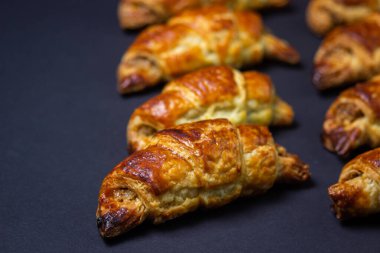 Ceviz, siyah arka planda yuvarlanır. Ev yapımı pişirme. Gıda arkaplanı