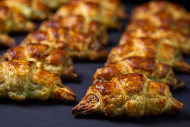 Ceviz, siyah arka planda yuvarlanır. Ev yapımı pişirme. Gıda arkaplanı