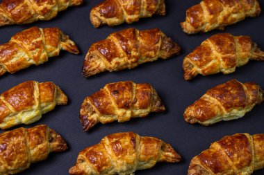 Ceviz, siyah arka planda yuvarlanır. Ev yapımı pişirme. Gıda arkaplanı