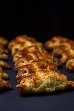 Ceviz, siyah arka planda yuvarlanır. Ev yapımı pişirme. Gıda arkaplanı