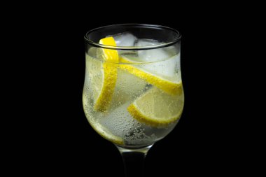 Siyah arka planda buzlu ve limonlu kokteyl. Alkolsüz kokteyl..