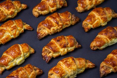 Ceviz, siyah arka planda yuvarlanır. Ev yapımı pişirme. Gıda arkaplanı