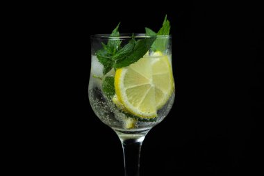Siyah arka planda buzlu, limonlu ve naneli kokteyl. Alkolsüz kokteyl..